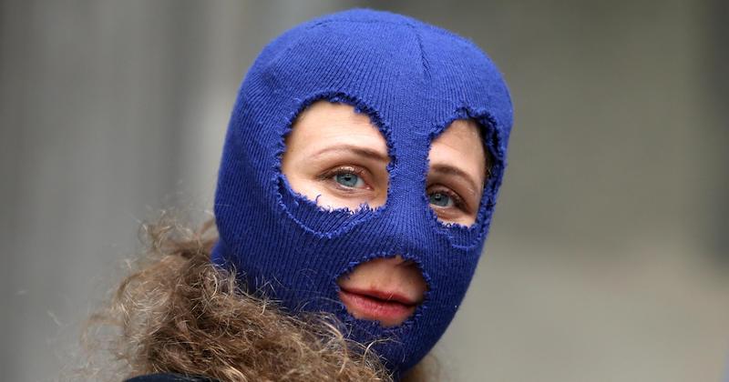 Una delle Pussy Riot è scappata dagli arresti domiciliari travestendosi da rider