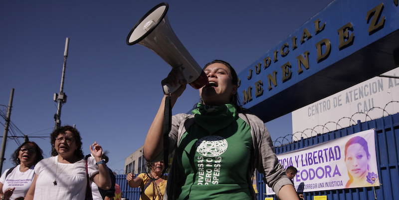 A El Salvador una donna è stata condannata a 30 anni di carcere per un aborto spontaneo