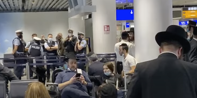 
Gli ebrei bloccati nell'aeroporto di Francoforte (YouTube/DansDeals)
