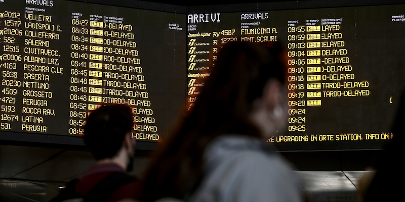 Un pannello con gli orari dei treni alla stazione Termini di Roma dopo l'attacco informatico dello scorso marzo a Trenitalia. (Cecilia Fabiano/ LaPresse)