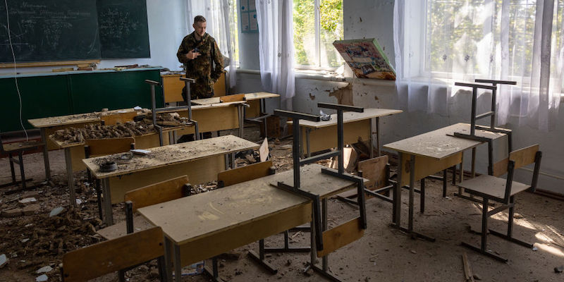 Un soldato ucraino esamina una scuola coinvolta nei combattimenti a Kochubeivka, nella regione di Kherson (John Moore/Getty Images)