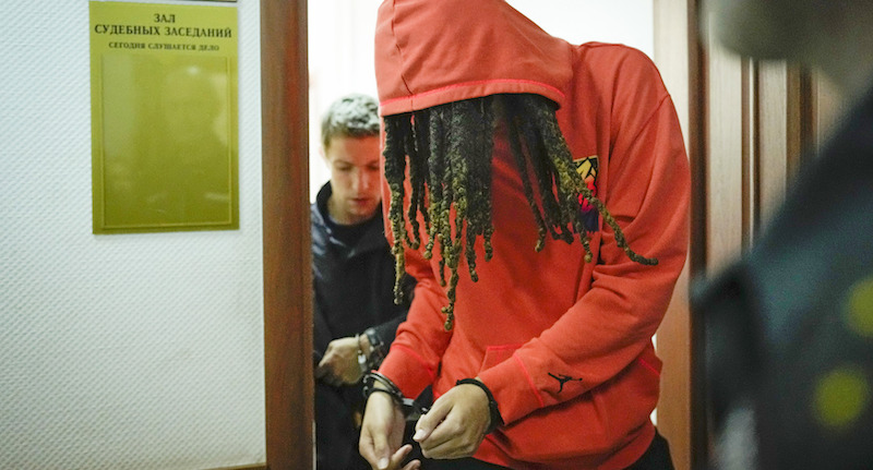 Brittney Griner dopo l'udienza che si è tenuta venerdì in un tribunale di Chimki, poco fuori Mosca (AP Photo/ Alexander Zemlianichenko)