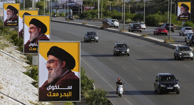 Cartelli elettorali di Hassan Nasrallah, il leader di Hezbollah (AP Photo/Bilal Hussein)