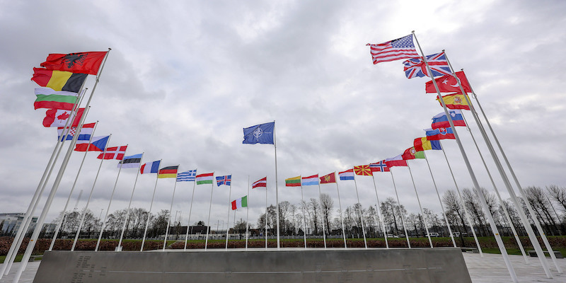 Le bandiere dei paesi membri della NATO nei pressi della sua sede a Bruxelles, a febbraio del 2022 (AP Photo/Olivier Matthys, File)