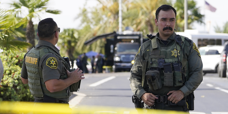 Agenti californiani nei pressi del luogo dell'attacco (AP Photo/Damian Dovarganes)