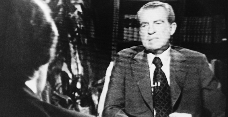 Il presidente americano Richard Nixon intervistato dal giornalista David Frost nel 1977 (AP Photo/Ray Stubblebine)