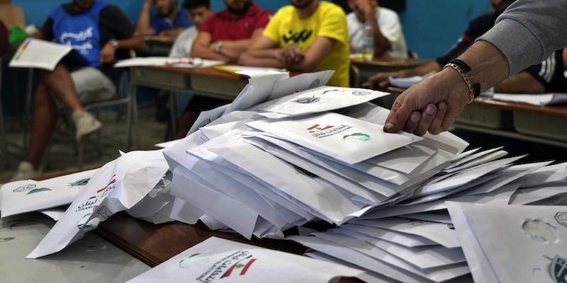 Il conto dei voti poco dopo la chiusura dei seggi, in Libano (AP Photo/Bilal Hussein)
