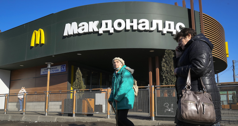 Un ristorante di McDonald's chiuso a San Pietroburgo (AP Photo)