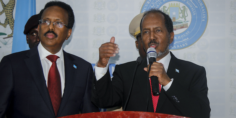 Il nuovo presidente Hassan Sheikh Mohamud, a destra, e il presidente uscente Mohamed Abdullahi Mohamed a sinistra (AP Photo/Farah Abdi Warsameh)