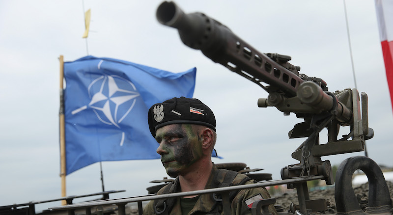 Un soldato con una bandiera della NATO durante un'esercitazione nel 2015 (Sean Gallup/Getty Images)