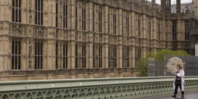 Un parlamentare britannico è stato arrestato per un’accusa di stupro e molestie sessuali