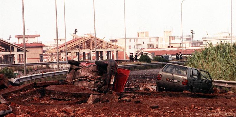 Il luogo dell'esplosione sull'autostrada A29, nei pressi dello svincolo di Capaci (ANSA)