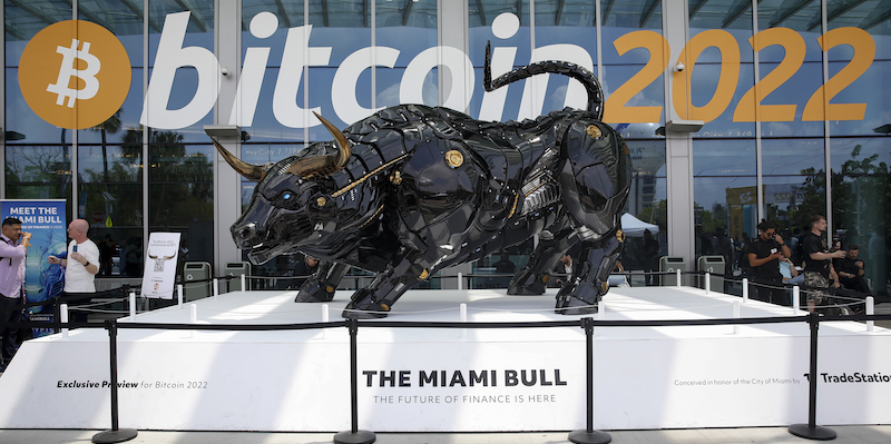 Una statua che imita il celebre toro di Wall Street esposta fuori da una convention sui Bitcoin a Miami, lo scorso aprile. (Marco Bello/Getty Images)