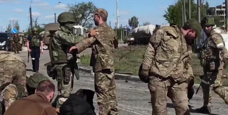 Alcuni soldati ucraini vengono perquisiti dai russi dopo essere stati fatti uscire dallo stabilimento Azovstal
(ANSA/ZVEZDA/Ministero della Difesa russo)