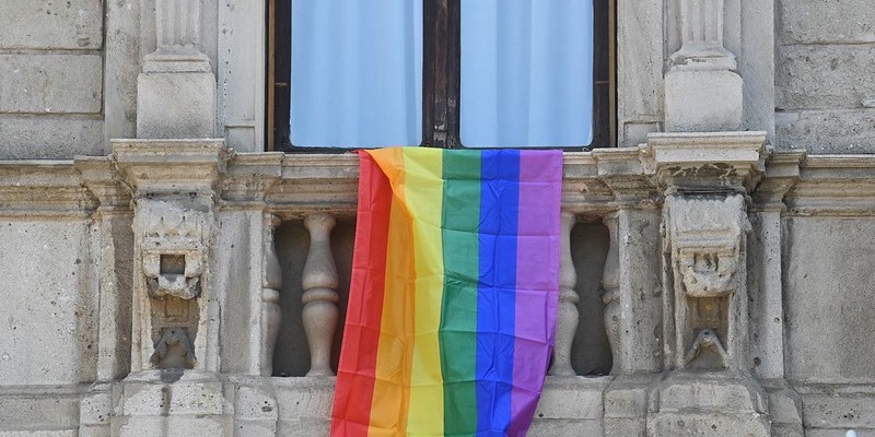 Una bandiera arcobaleno esposta a una finestra del palazzo del Comune di Milano, il 17 maggio 2022 (Ufficio stampa del Comune di Milano)