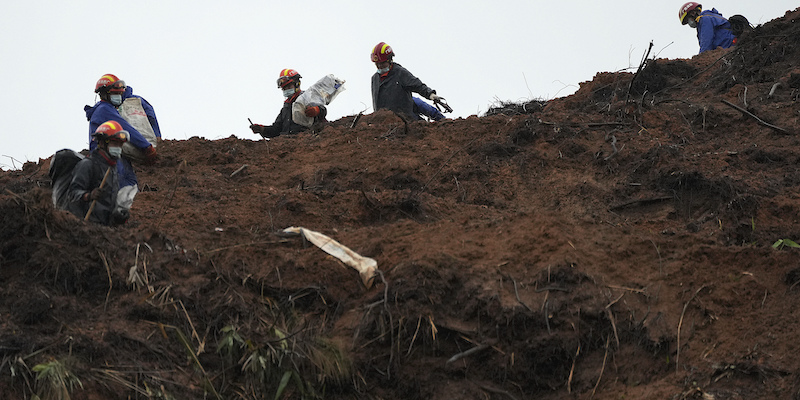 Ricerche sul sito del disastro aereo del 21 marzo 2022, vicino al villaggio di Molang, nel sud-ovest della Cina, tre giorni dopo (AP Photo/Ng Han Guan, La Presse)
