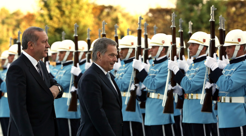 Il presidente turco Recep Tayyip Erdogan e il collega finlandese Sauli Niinisto nel 2015 ad Ankara (AP Photo/Burhan Ozbilici)