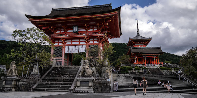 Alcuni visitatori al tempio buddista di Kiyomizudera a Kyoto, Giappone, 14 ottobre 2021 (Carl Court/ Getty Images)