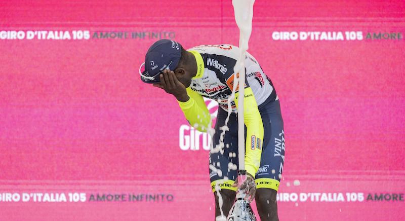 Girmay si ritirerà dal Giro d’Italia dopo essersi infortunato col tappo dello spumante
