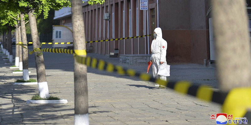 Un operatore sanitario in una strada deserta di Pyongyang, Corea del Nord, 15 maggio (Korean Central News Agency/ Korea News Service via AP)