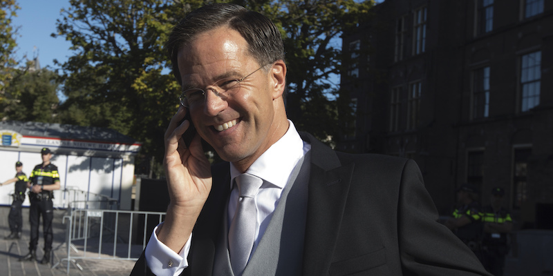 Il primo ministro Mark Rutte, al telefono (AP Photo/Peter Dejong)