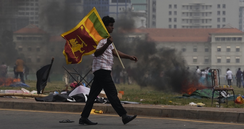 Una manifestazione antigovernativa nella città di Colombo (AP Photo/Eranga Jayawardena)