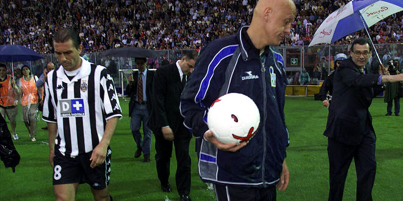L'arbitro Pierluigi Collina ispeziona il campo all'intervallo di Perugia-Juventus il 14 maggio 2000 (BIANCHI /ANSA/JI)