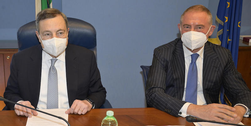 Il presidente del Consiglio Mario Draghi e il presidente del Copasir Adolfo Urso (ANSA/CLAUDIO PERI)