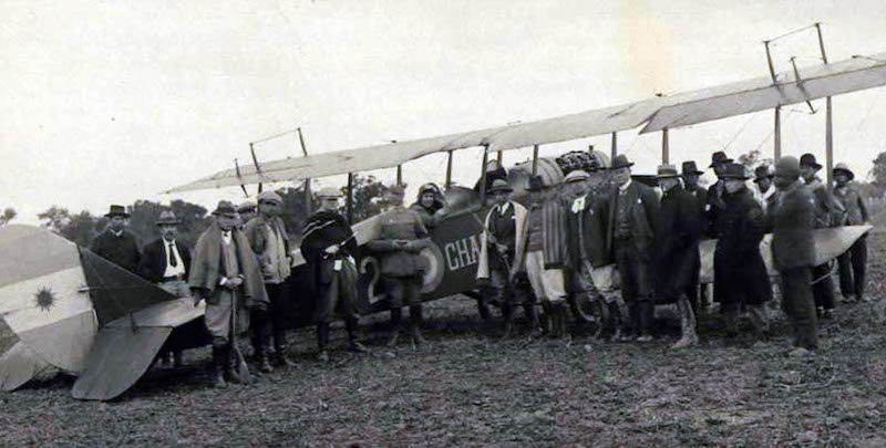 L'aereo da cui le forze argentine spararono sui nativi di Napalpí, fotografato nel giorno del massacro. (Wikimedia Commons)
