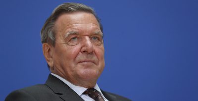 La commissione Bilancio del parlamento tedesco ha deciso di togliere alcuni dei privilegi mantenuti dall'ex cancelliere Gerhard Schröder, a causa della sua vicinanza alla Russia