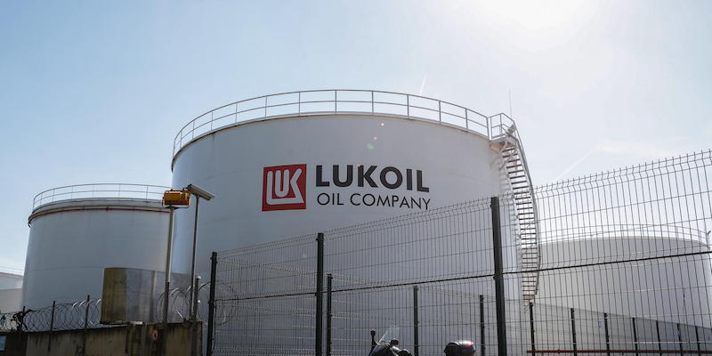 Un impianto Lukoil a Bruxelles (EPA/STEPHANIE LECOCQ)