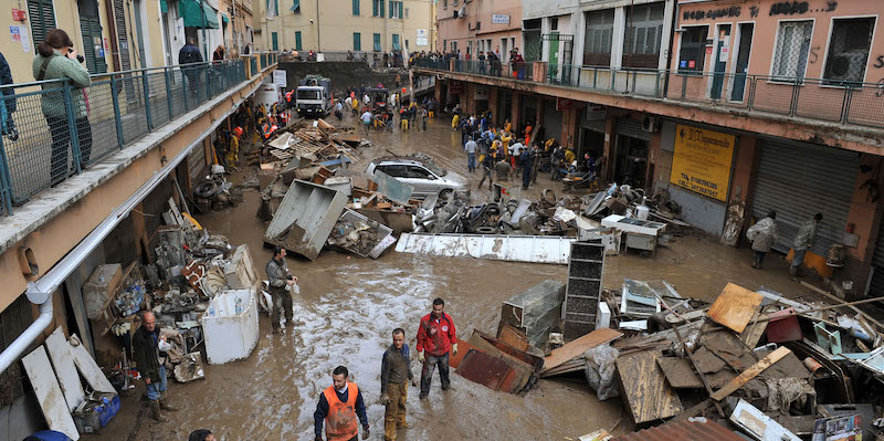 Volontari al lavoro dopo l'alluvione del 2011
(ANSA/LUCA ZENNARO)