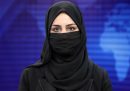 In Afghanistan i talebani hanno obbligato le presentatrici tv ad andare in onda con il volto coperto, nonostante le proteste