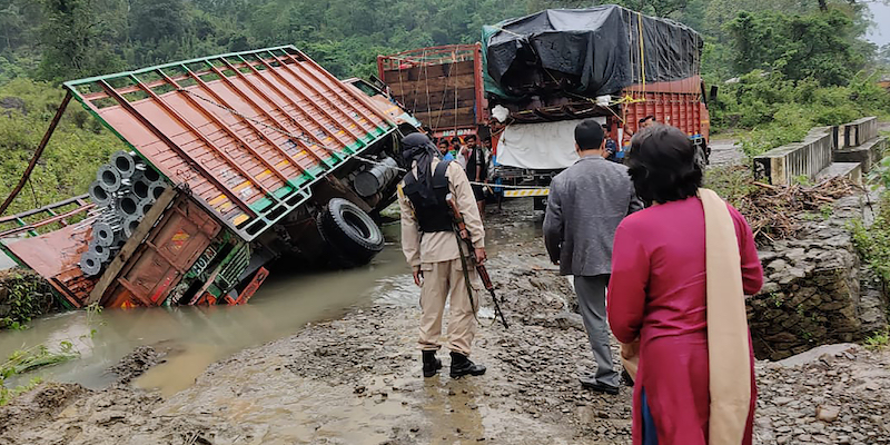 Strade allagate e mezzi ribaltati per via delle alluvioni che hanno colpito lo stato di Assam, nel nord-est dell'India (Dima Hasao district administration via AP)