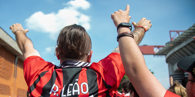 Tifosi del Milan che accolgono l'arrivo del pullman della squadra allo stadio di San Siro per la partita Milan-Atalanta dello scorso 15 maggio (LaPresse)