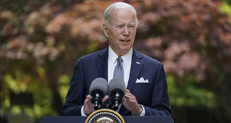 Joe Biden domenica all'evento con il presidente di Hyundai (AP Photo/Evan Vucci)