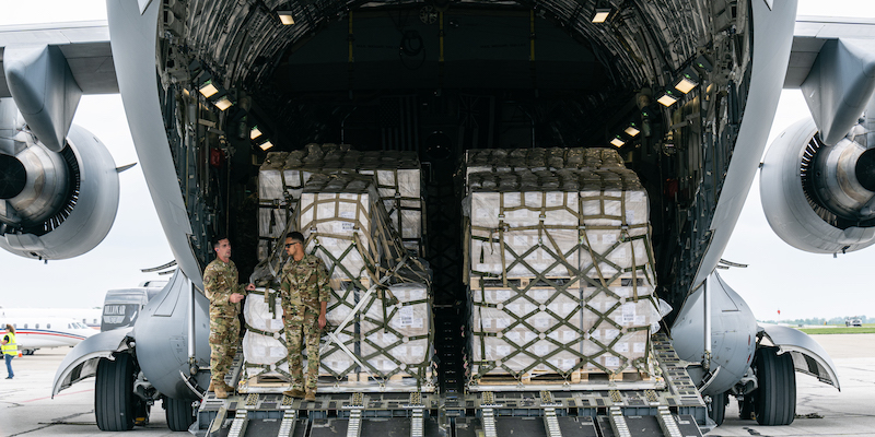 Il primo carico di latte in polvere spedito dall'Europa che viene scaricato da un aereo militare americano, a Indianapolis (Jon Cherry/Getty Images)