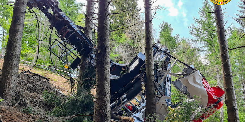 Una parte della cabina della funivia del Mottarone precipitata domenica 23 maggio 2021. (ANSA / SOCCORSO ALPINO E SPELEOLOGICO)