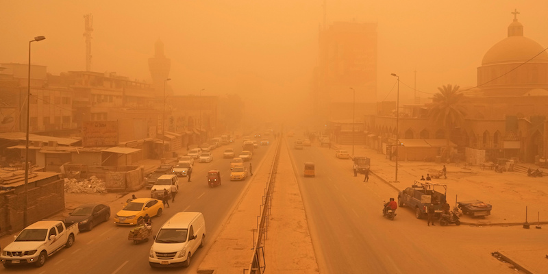 Una strada di Baghdad, in Iraq, durante una tempesta di sabbia, il 16 maggio 2022 (AP Photo/Hadi Mizban, La Presse)