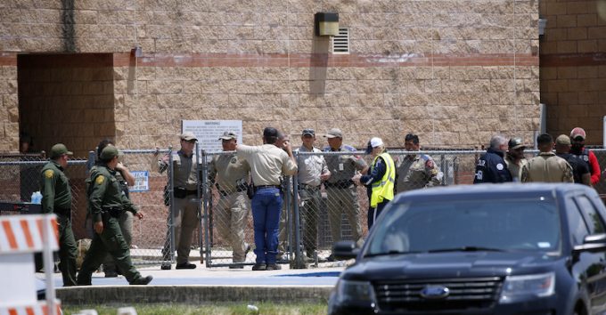 Almeno 15 bambini sono morti in una sparatoria in una scuola elementare in Texas