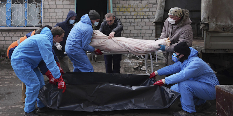 Un'operazione di rimozione di cadaveri a Mariupol, in Ucraina (AP Photo/Evgeniy Maloletka)