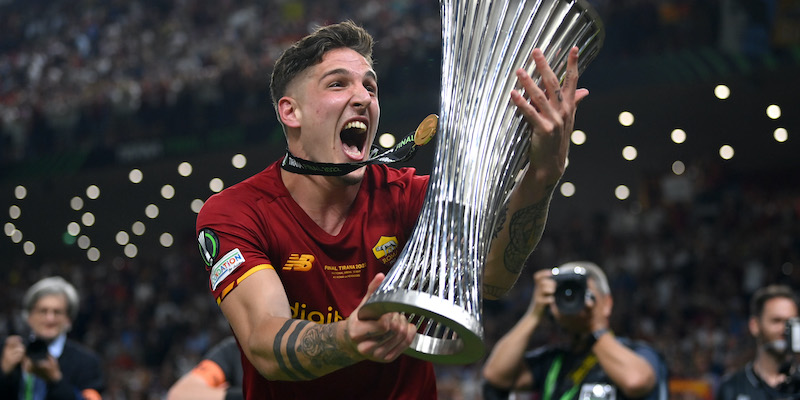 Nicolò Zaniolo con la coppa della Conference League (Justin Setterfield/Getty Images)