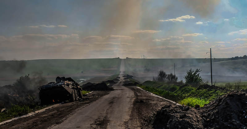 L'ultima strada non occupata dai russi che ancora collega Severodonetsk con il resto dell'Ucraina (Rick Mave/SOPA Images via ZUMA Press Wire)