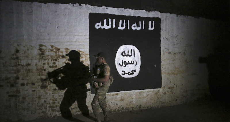 La bandiera dell'ISIS dipinta su un muro di Mosul, in Iraq, nel 2017 (AP Photo/Khalid Mohammed)