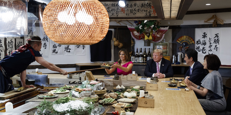 L'allora presidente degli Stati Uniti Donald Trump e la first lady Melania Trump a cena col primo ministro giapponese Shinzo Abe e la moglie Akie Abe, il 26 maggio del 2019 a Tokyo (AP Photo/ Evan Vucci)