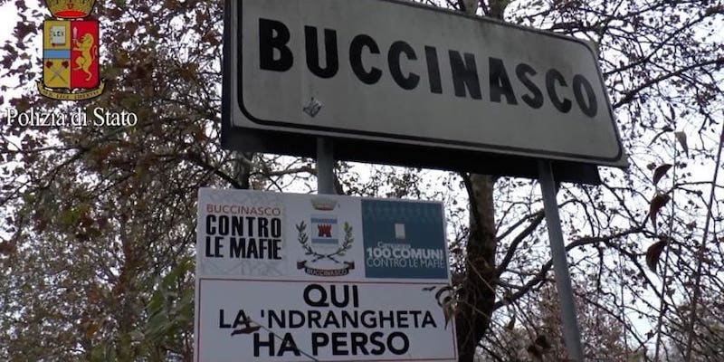 Cartello stradale a Buccinasco (Foto Polizia di Stato)