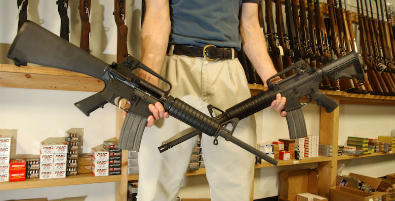 Due fucili AR-15 prodotti da Colt (Thomas Cooper/Getty Images)