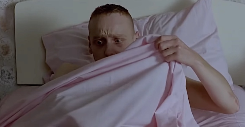 Una scena con delle lenzuola molto sporche nel film “Trainspotting”.