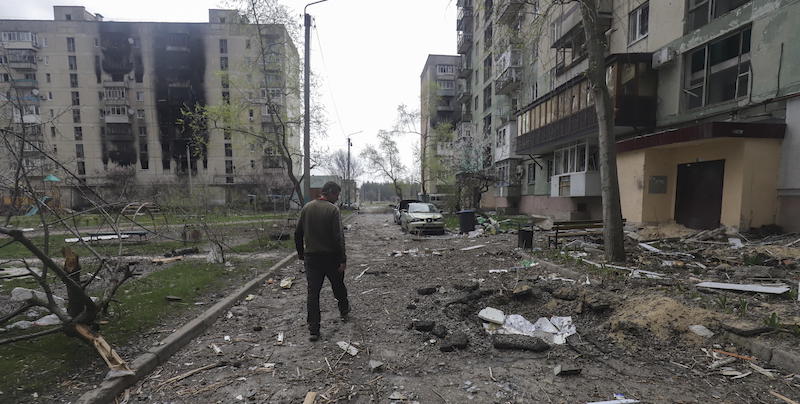 Un uomo cammina tra le macerie di alcuni palazzi bombardati dai russi a Severodonetsk (ANSA/EPA/STR)