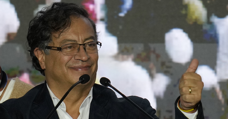 Gustavo Petro saluta i propri sostenitori dopo le votazioni del primo turno delle elezioni a Bogotá, Colombia, il 29 maggio (AP Photo/ Fernando Vergara)